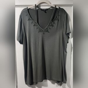 🌷Cable & Gauge Olive Green Short Sleeve V-Neck Tee w Embroidered Trim🌷size:1X